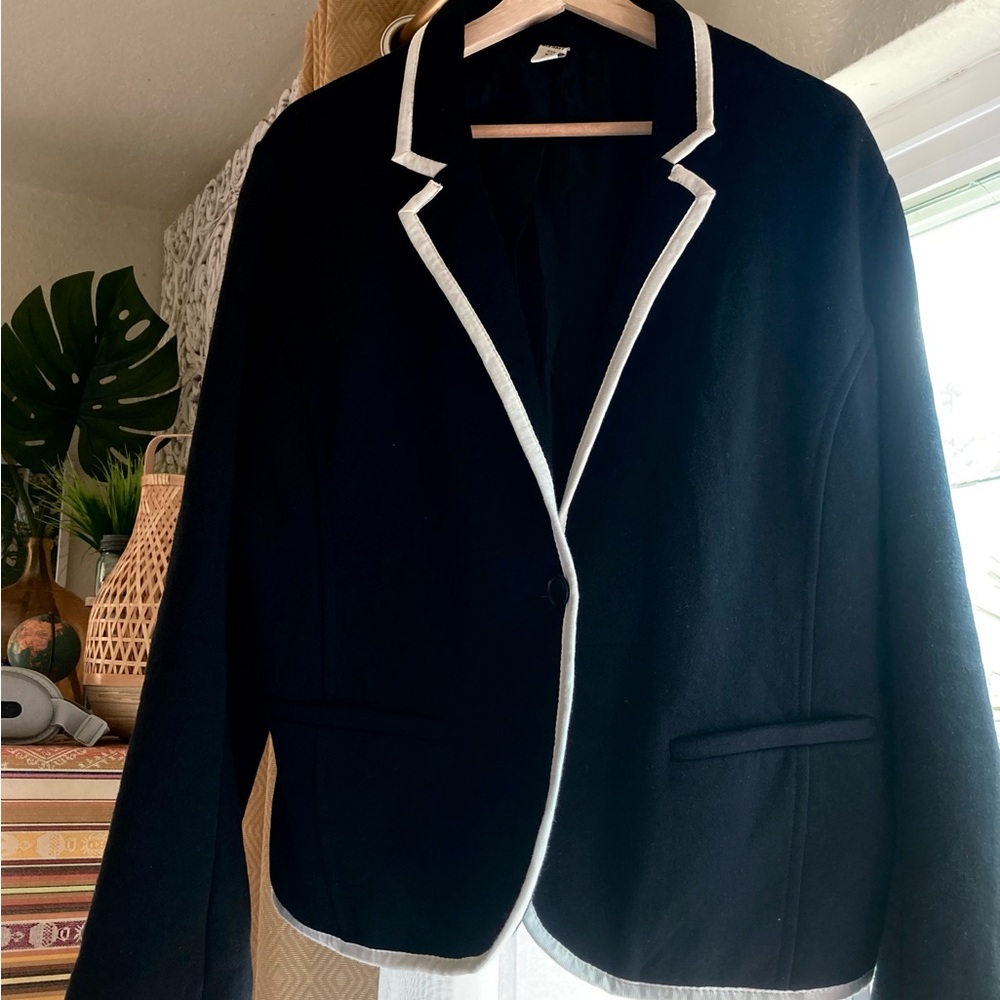 Women’s Old Navy Black Blazer with single button closure with white trim,size XL